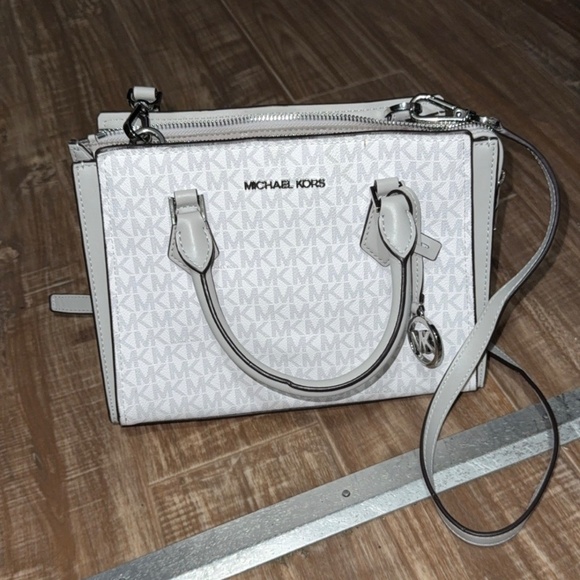 Purses - Picture 6 of 9